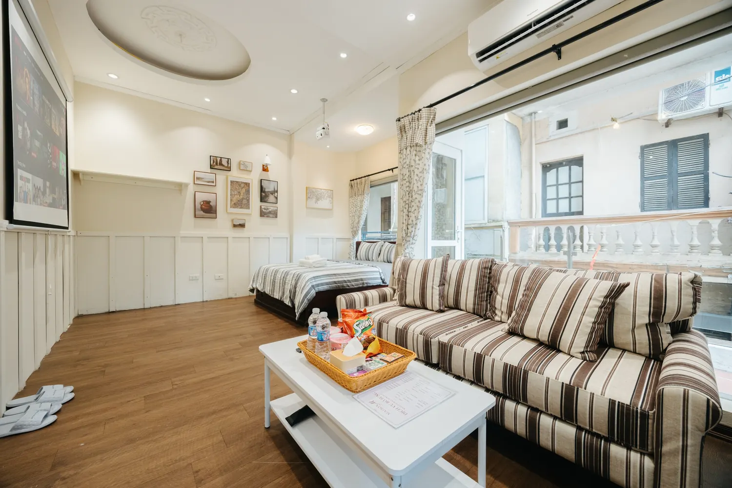 La Lune - toan canh phong voi sofa, giuong va ban cong