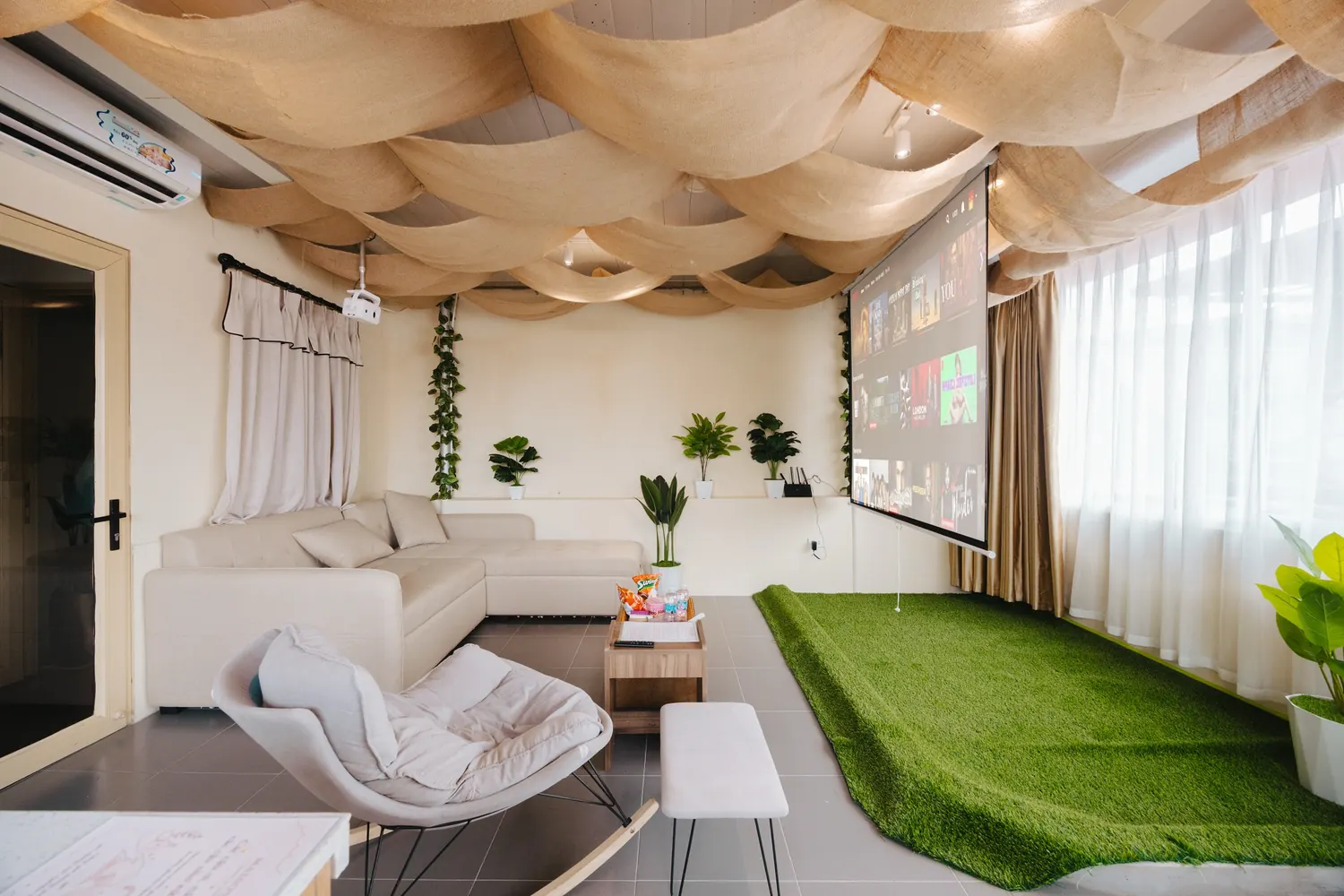 Le Ciel - phong khach cinema voi sofa va man chieu