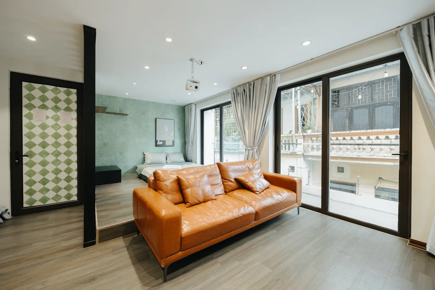 Le Cosy - sofa da nau, giuong va cua kinh lon