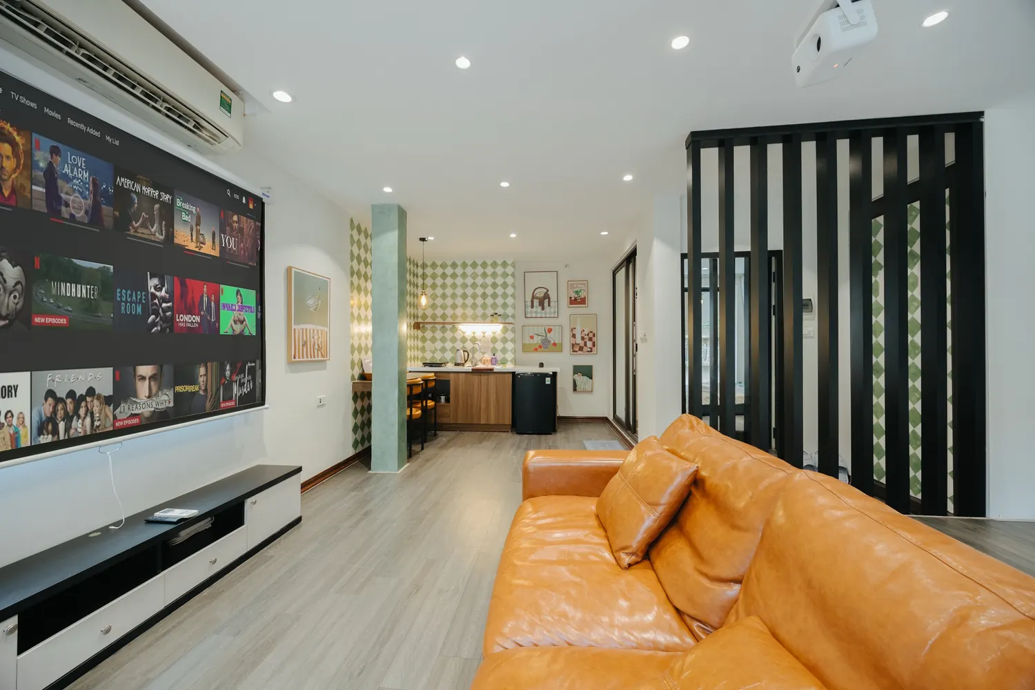 Le Cosy - sofa cinema, may chieu va khu bep